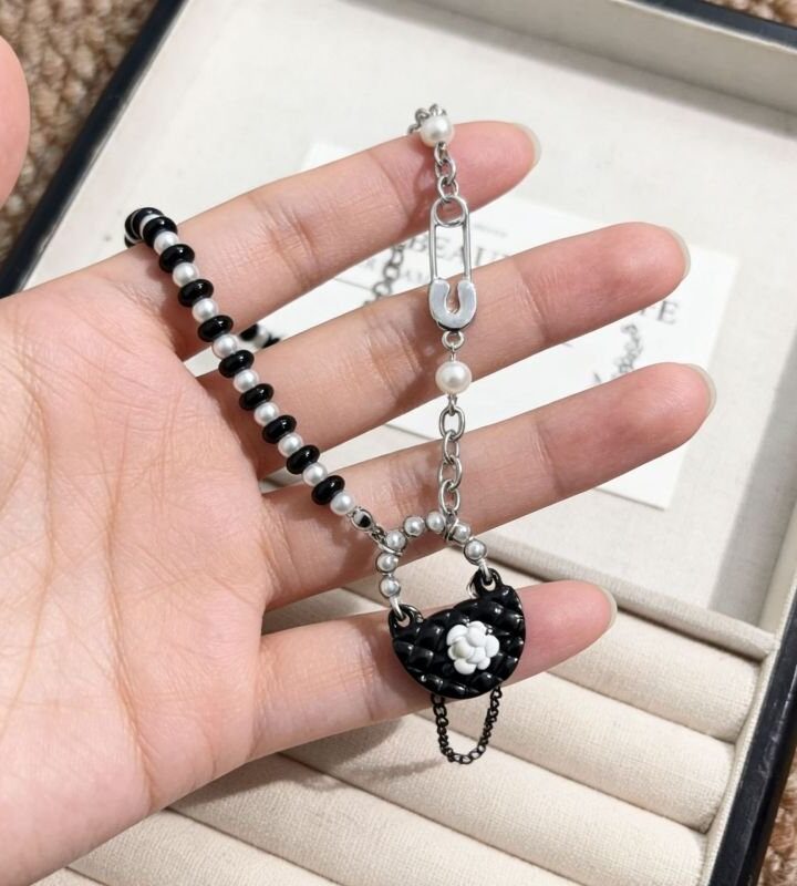 Imitation Pearl Handbag Necklace Pearl Necklace Outfits